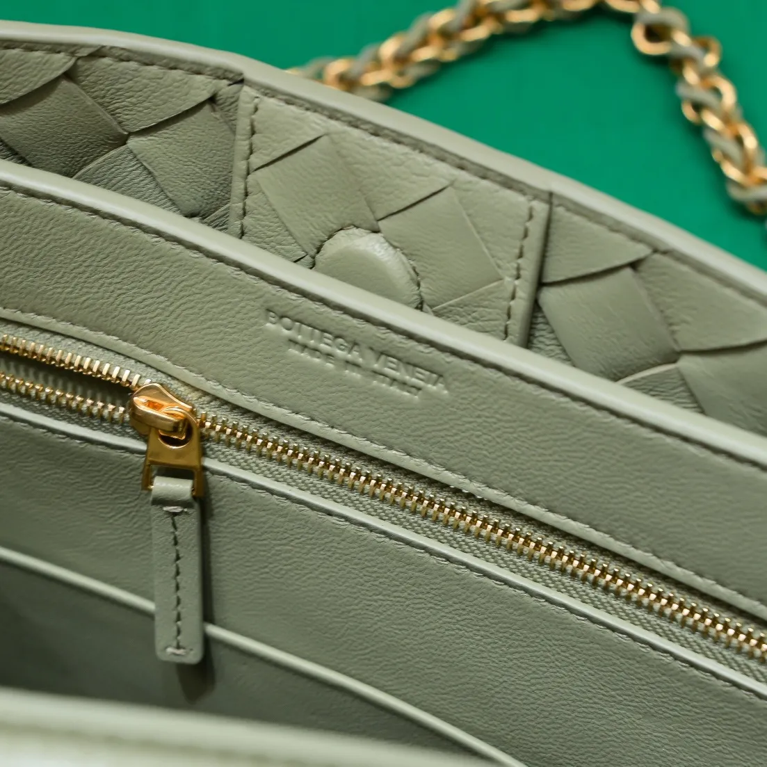 Batch 1960 BOTTEGA VENETA 2024 spring and summer new small ANDIAMO chain bag is also available! 🔥🔥I believe many friends have been waiting for a long time. The metallic chain adds a touch of sophistication to the original softness and elegance of Andiamo. The collision of classic craftsmanship and elegance creates a different kind of beauty. Style number: 6008 Size: 25*22*10.5cm
